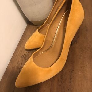 Crown Vintage Dandelion Yellow Heels size 9